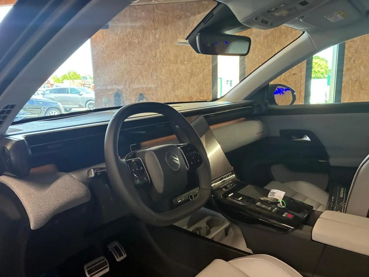 Vue intérieure côté conducteur du Citroën C5 Aircross 2026 vert, avec tableau de bord moderne et volant multifonction.