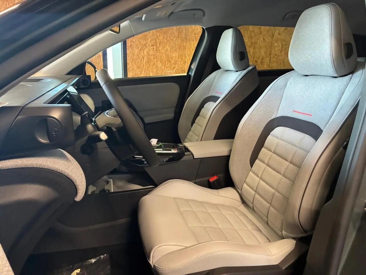 Vue intérieure côté conducteur du Citroën C5 Aircross 2026, sièges gris clair avec détails noirs et rouges.