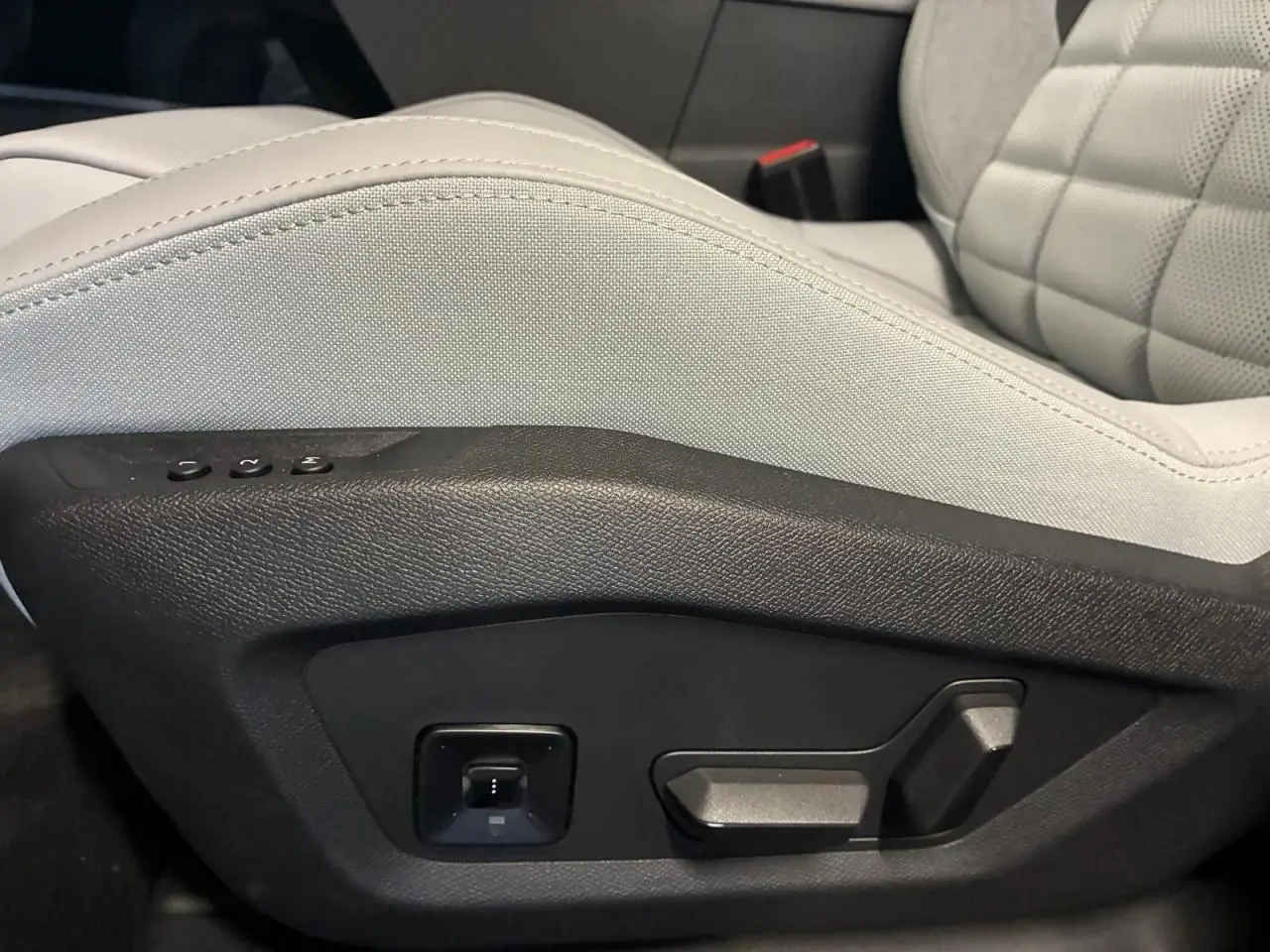 Détail des commandes de réglage électrique sur le côté gauche d’un siège gris clair du Citroën C5 Aircross 2026.