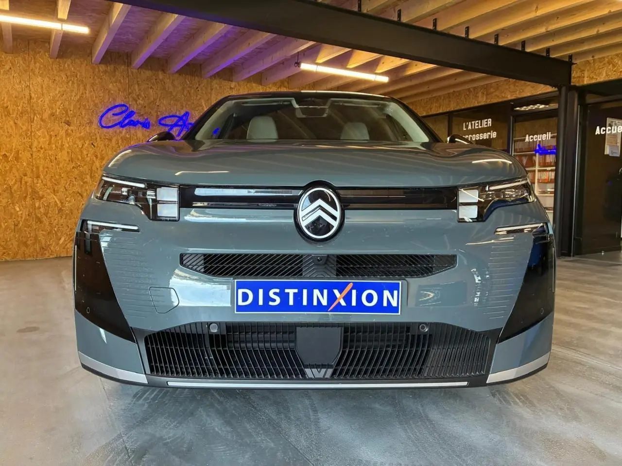 Vue frontale du Citroën C5 Aircross II 1.2 hybride 2026 en vert avec calandre noire et logo centré.
