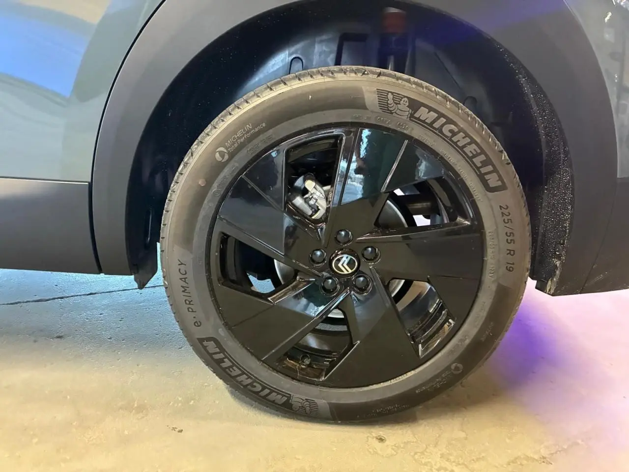 Gros plan sur la roue avant droite du Citroën C5 Aircross vert 2026, avec jante noire brillante et pneu Michelin.