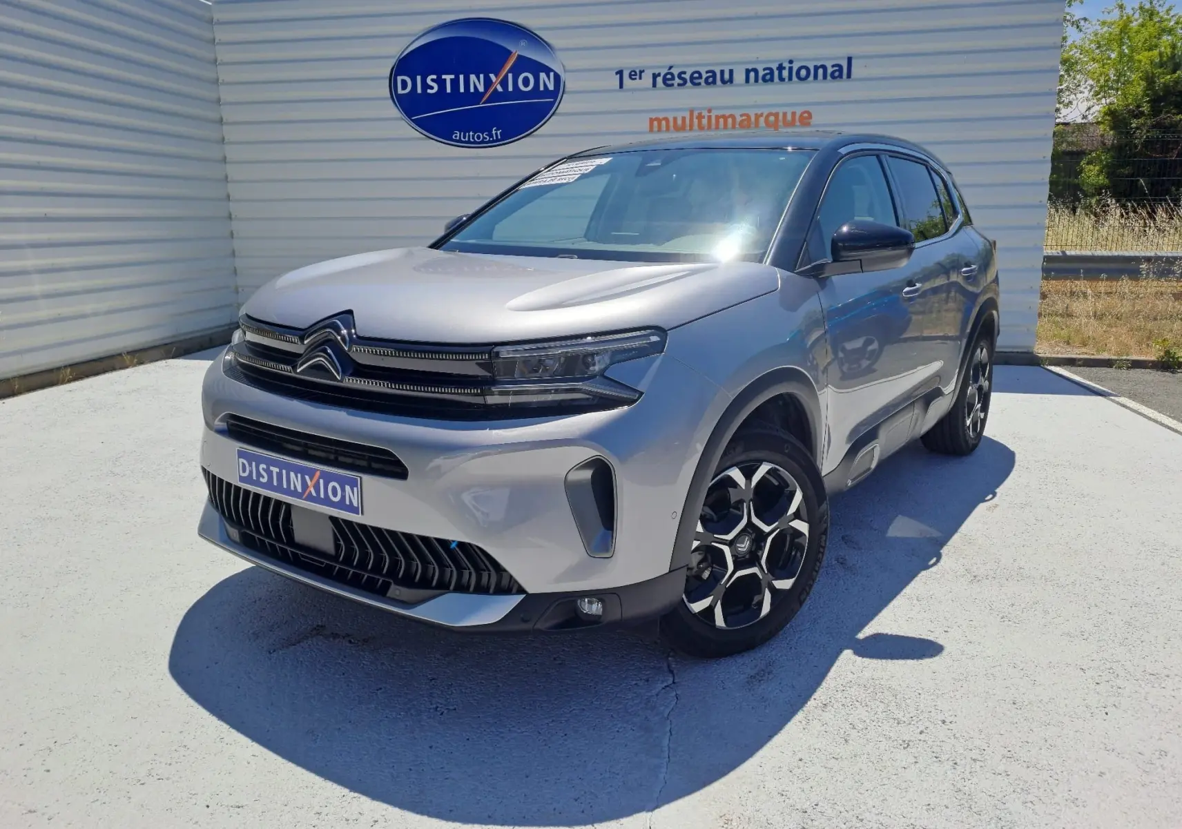 Citroën C5 Aircross gris Artense avec toit noir, vue 3/4 avant droit, jantes noires et calandre distinctive.