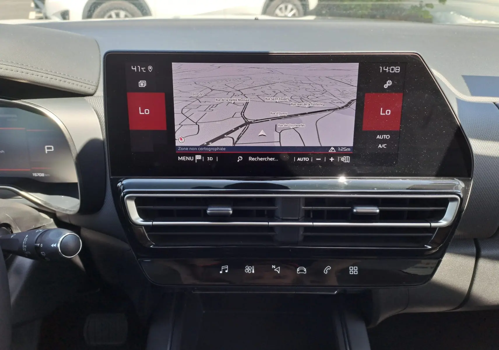 Vue intérieure centrée sur l'écran tactile et la console du tableau de bord du Citroën C5 Aircross gris Artense toit noir 2024.