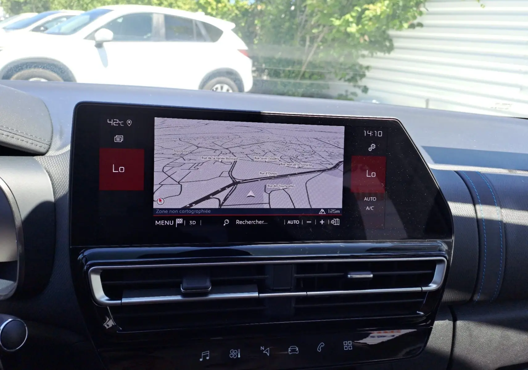 Écran tactile central du tableau de bord du Citroën C5 Aircross gris artense, affichant la navigation GPS en plein jour.