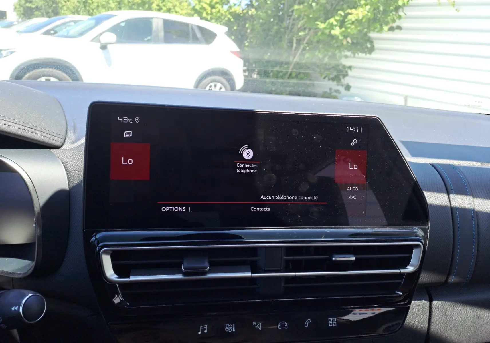 Écran tactile central du tableau de bord du Citroën C5 Aircross gris artense avec toit noir, affichant la connexion Bluetooth.