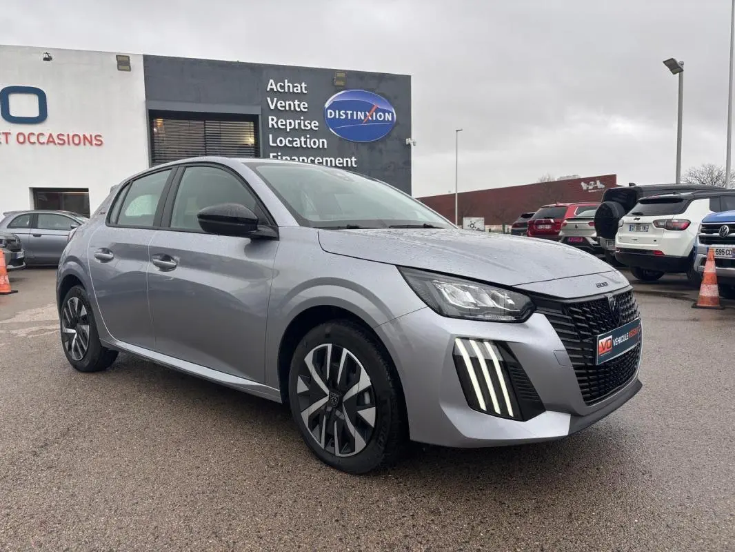 Peugeot 208 Hybrid gris vue 3/4 avant droit, avec feux diurnes à LED verticaux et jantes 16 pouces stylisées.