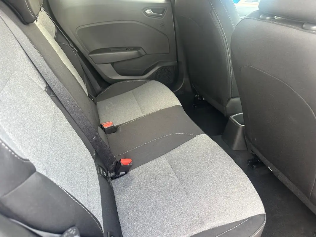 Vue intérieure côté droit des sièges arrière gris et noirs de la Renault Clio V dCi 100 Evolution 2025.