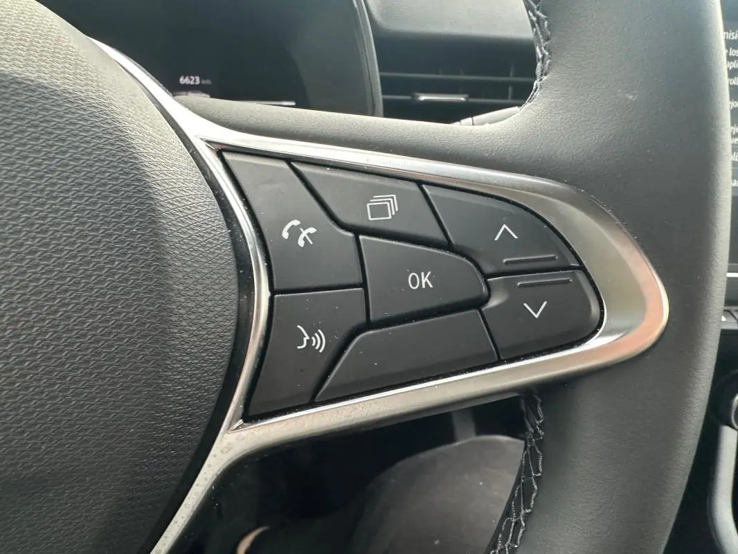 Gros plan sur les commandes multifonctions à droite du volant de la Renault Clio V dCi 100 Evolution 2025.