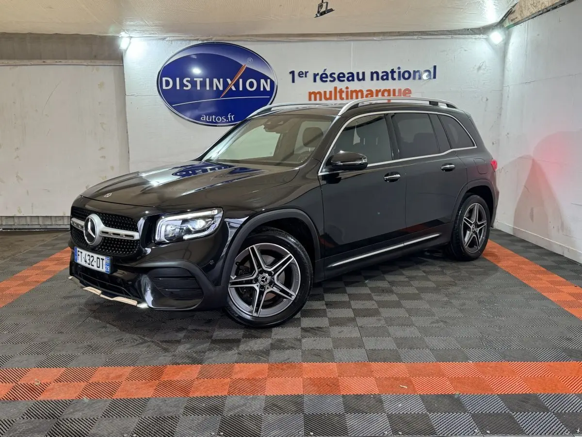 Mercedes GLB 200 d AMG Line noir, vue 3/4 avant droit, avec jantes alliage et rails de toit chromés.