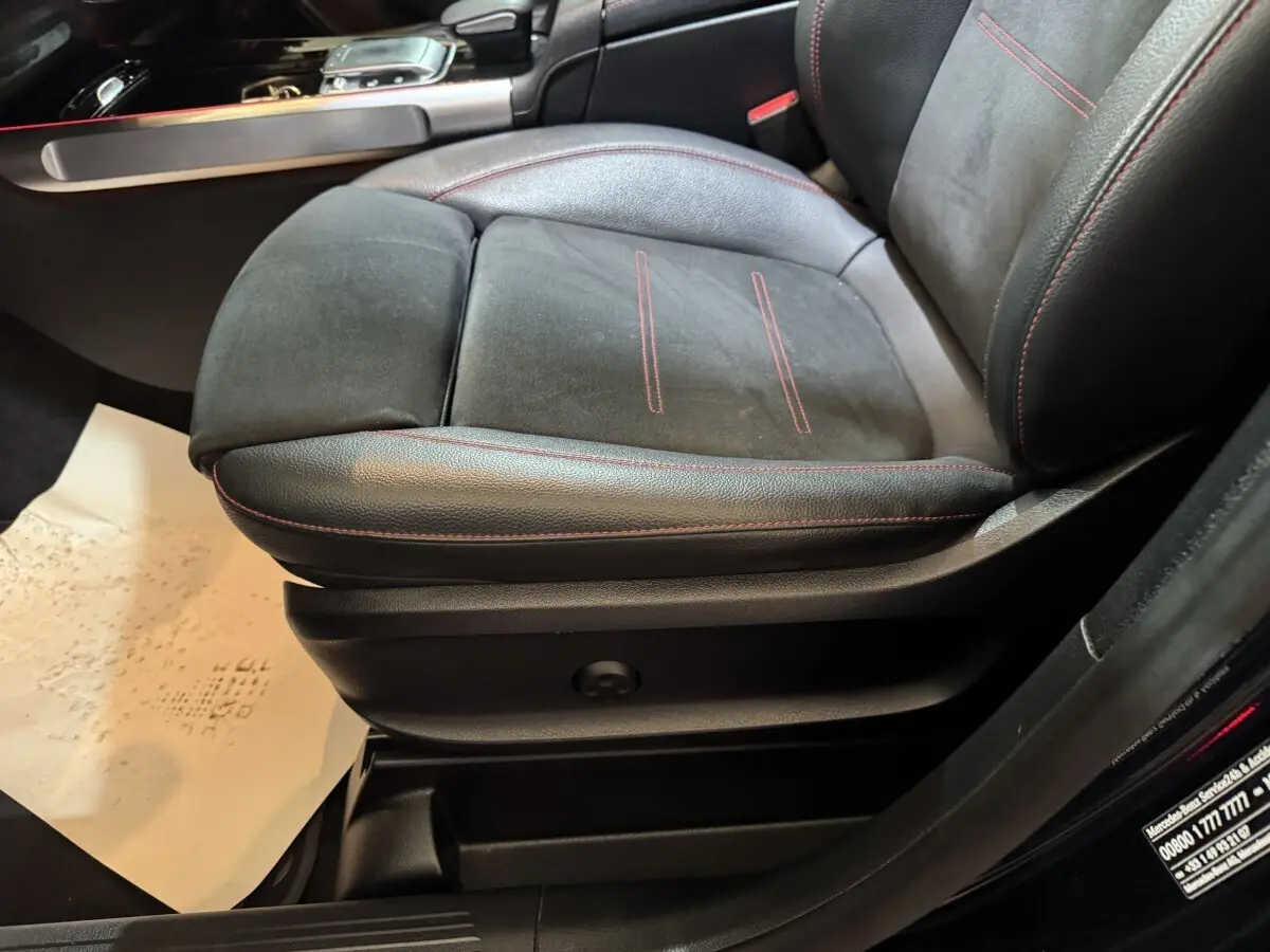 Gros plan sur le siège avant droit noir avec surpiqûres rouges du Mercedes GLB 200 d AMG Line 2020.