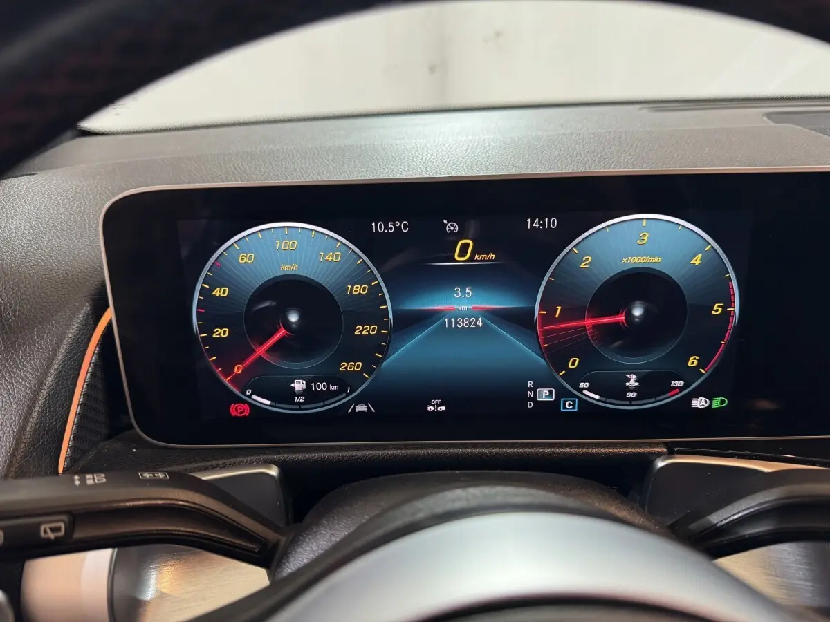 Vue rapprochée du tableau de bord numérique du Mercedes GLB 200 d AMG Line, affichage vitesse et compte-tours.