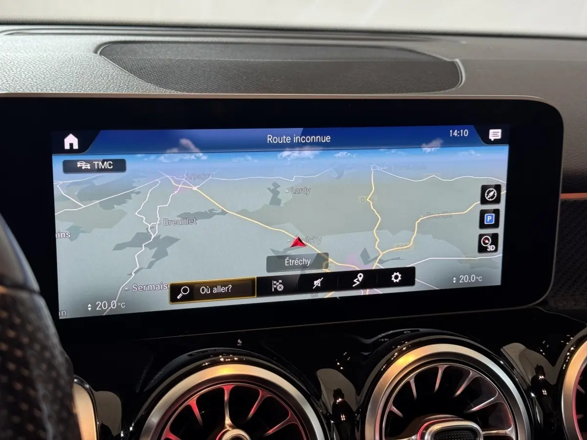 Écran tactile du système de navigation 10,3 pouces du Mercedes GLB 200 d AMG Line, vue intérieure du tableau de bord.