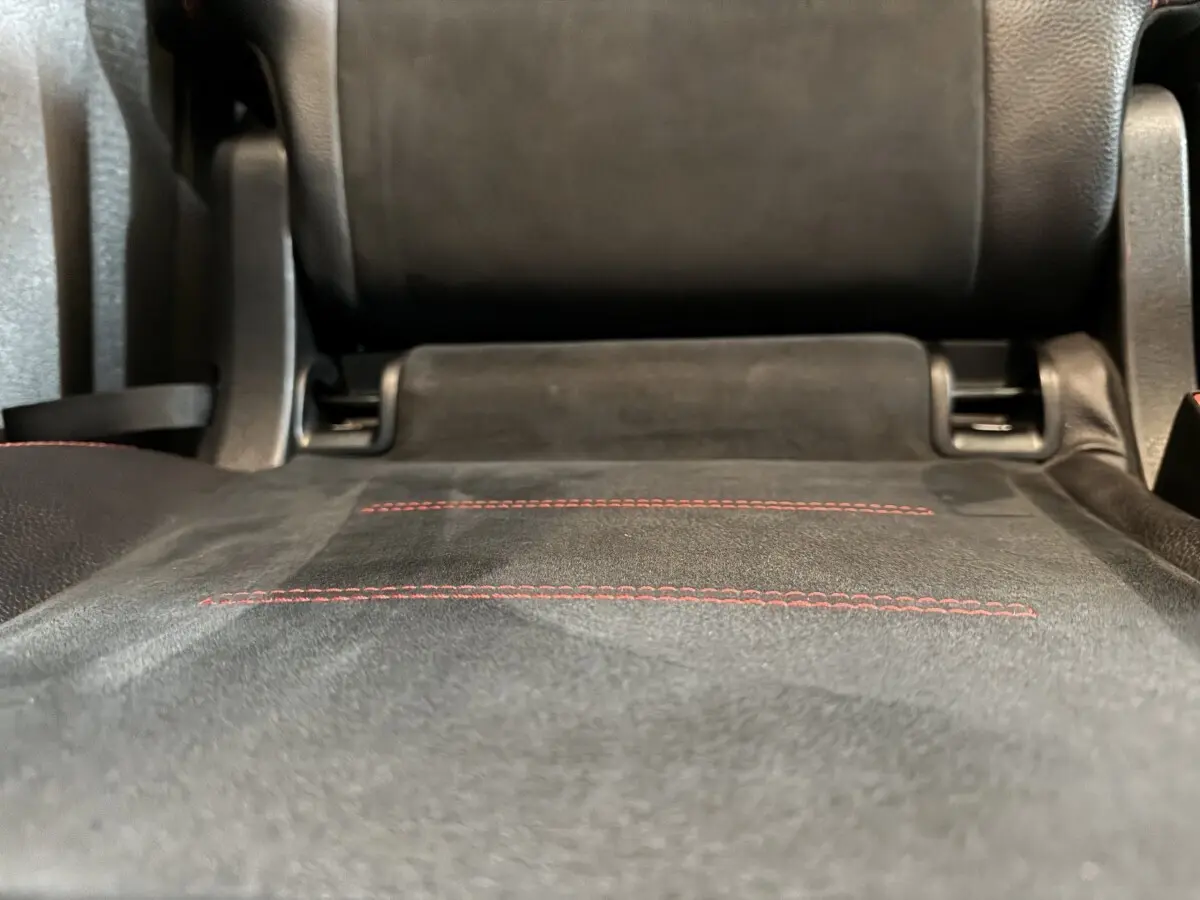 Gros plan sur la banquette arrière noire avec surpiqûres rouges du Mercedes GLB 200 d AMG Line 2020.