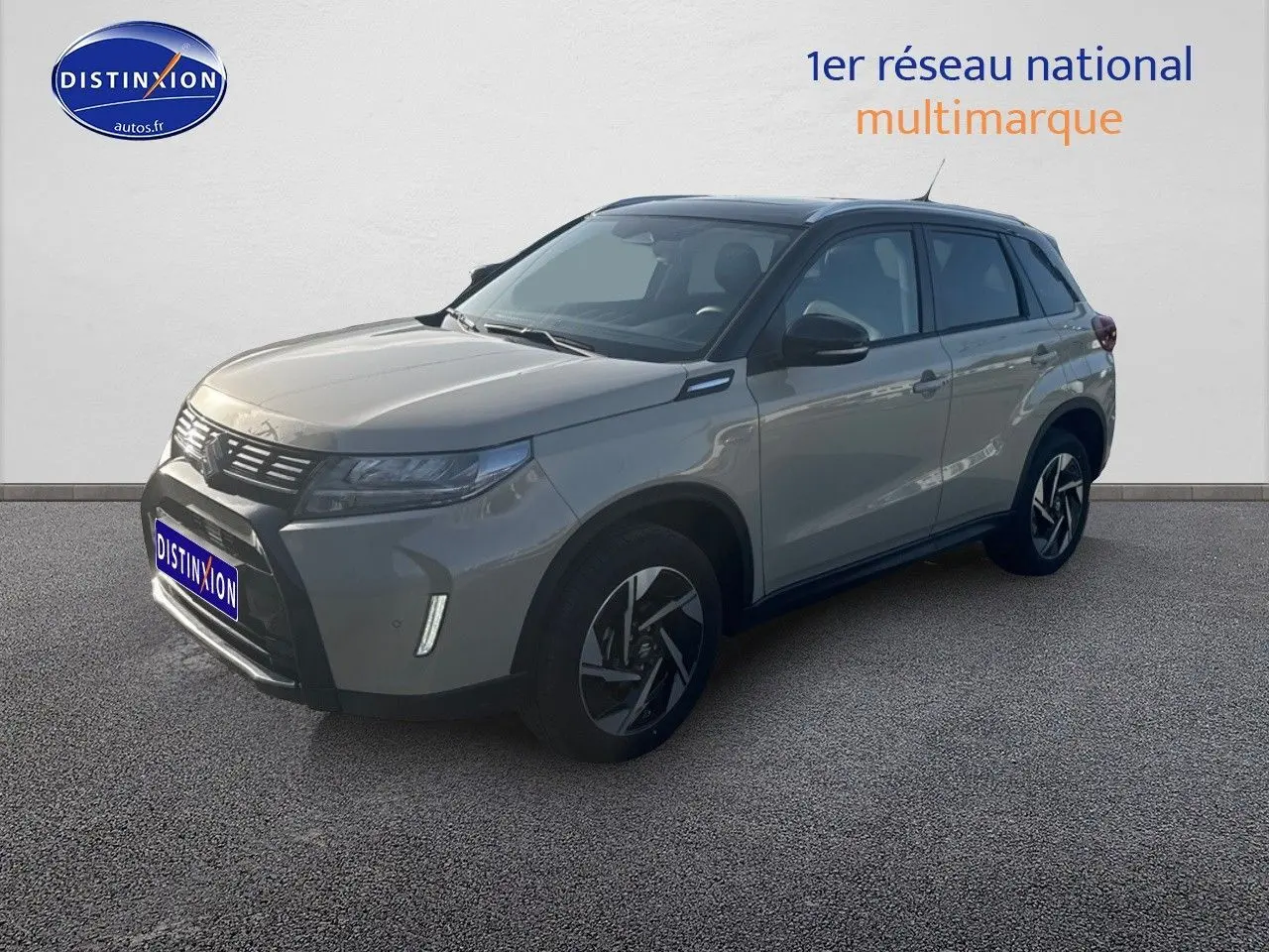Suzuki Vitara 2026 hybride en So'Color Savanna Ivory/Black métal, vue 3/4 avant droit sur fond neutre.