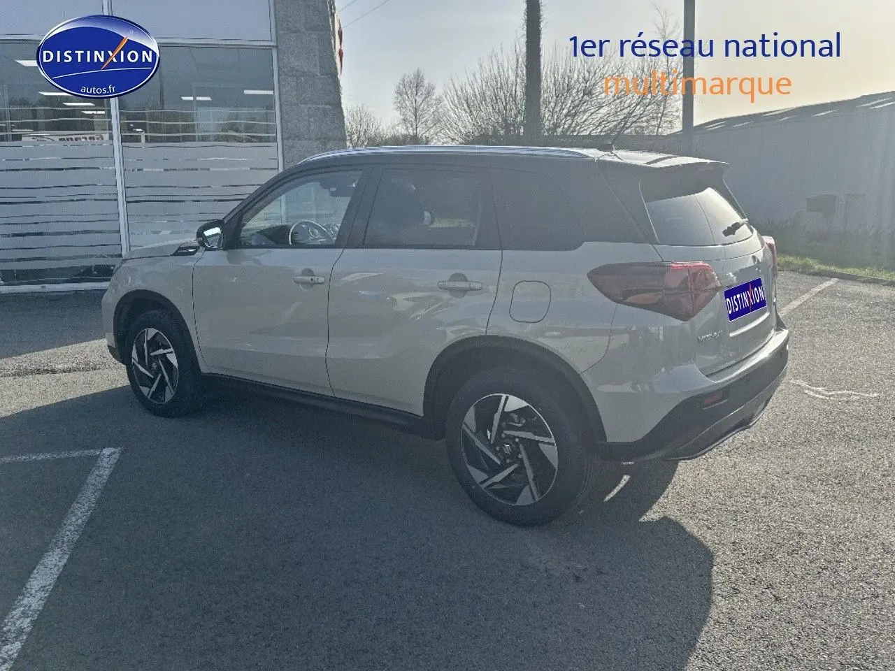 Suzuki Vitara 2026 So'Color Savanna Ivory/Black métal, vue 3/4 arrière côté gauche avec jantes alu distinctives.