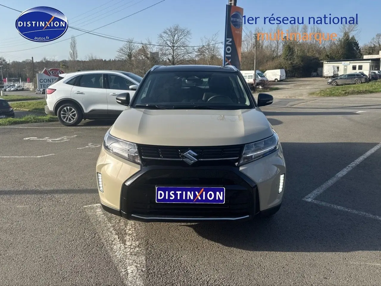 Suzuki Vitara 2026 beige So'Color Savanna Ivory vue de face avec calandre noire et toit noir.