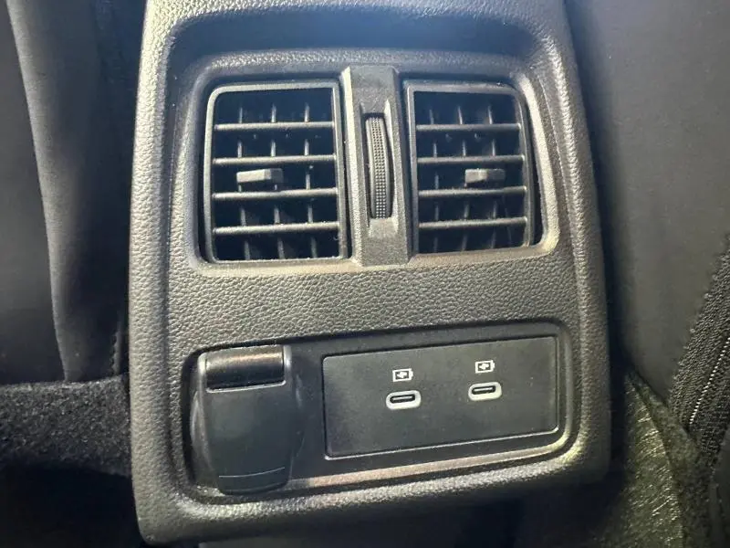 Détail des prises USB-C et prise 12V à l'arrière de la console centrale d'un Renault Captur 2025 Bleu Iron/Noir Etoilé.