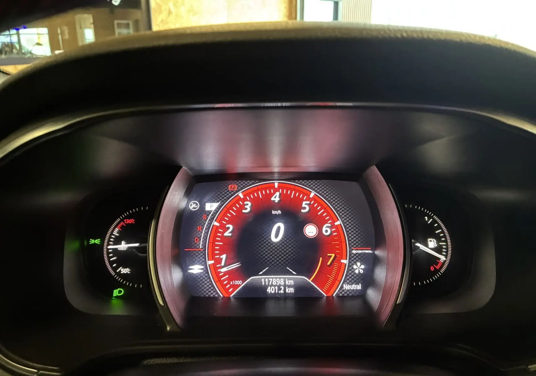 Vue rapprochée du tableau de bord numérique rouge et noir de la Renault Mégane IV RS 280 EDC6 blanche, affichant 117898 km.