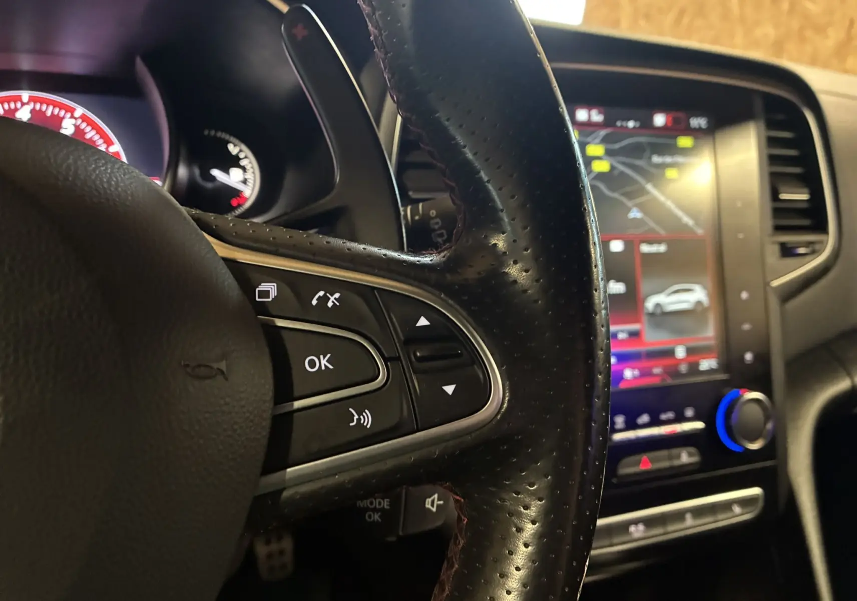 Gros plan sur le volant en cuir perforé et le tableau de bord avec écran tactile de la Renault Mégane IV RS 280 EDC6.