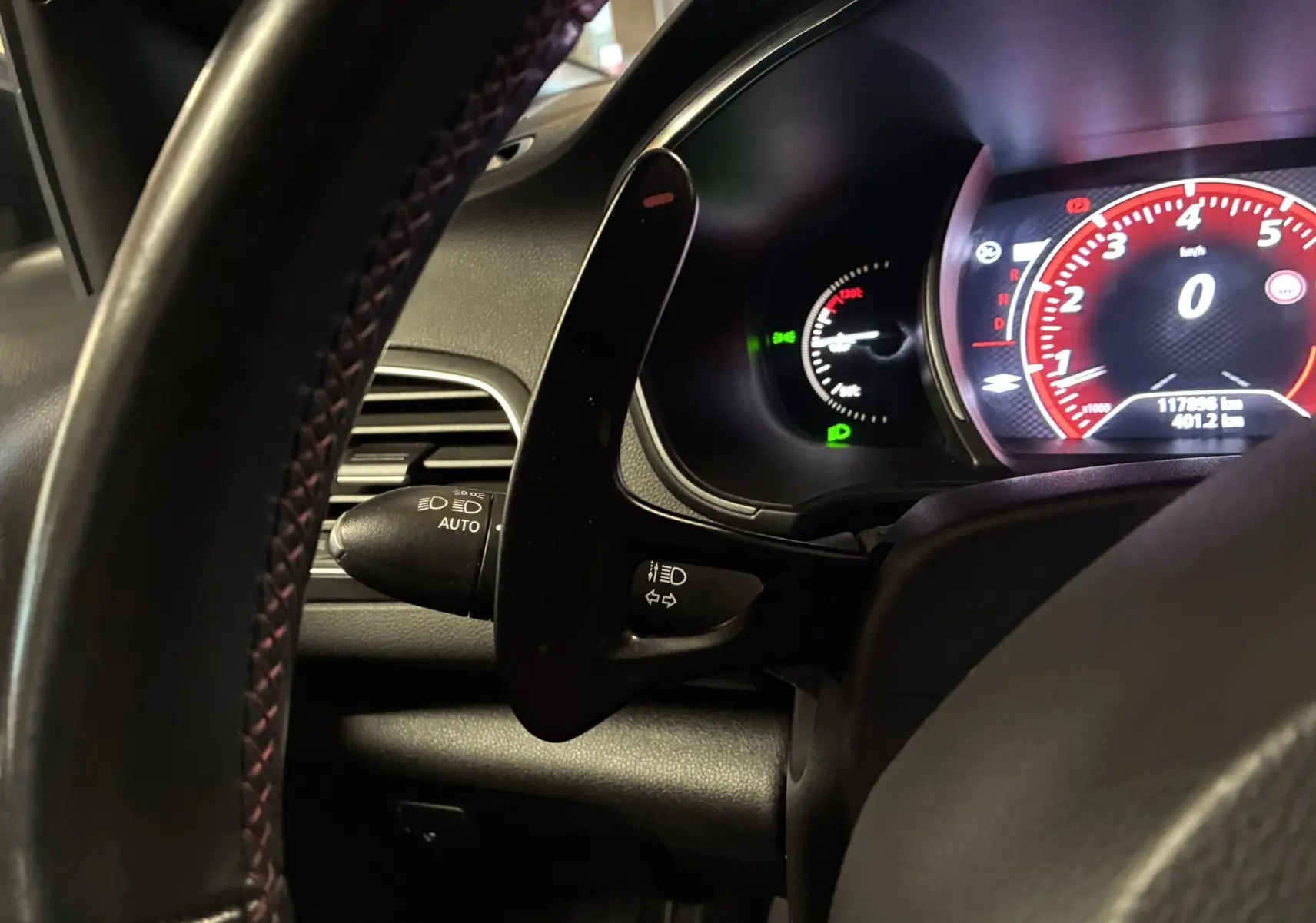 Vue rapprochée du tableau de bord et du volant noir avec palettes de la Renault Mégane IV RS 280 blanche de 2018.