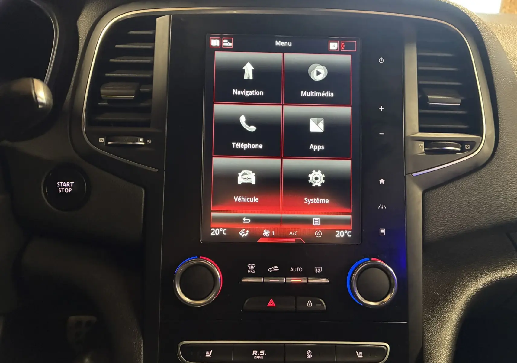 Vue rapprochée de la console centrale tactile de la Renault Mégane IV RS 280 blanche avec commandes climatisation et bouton Start/Stop.