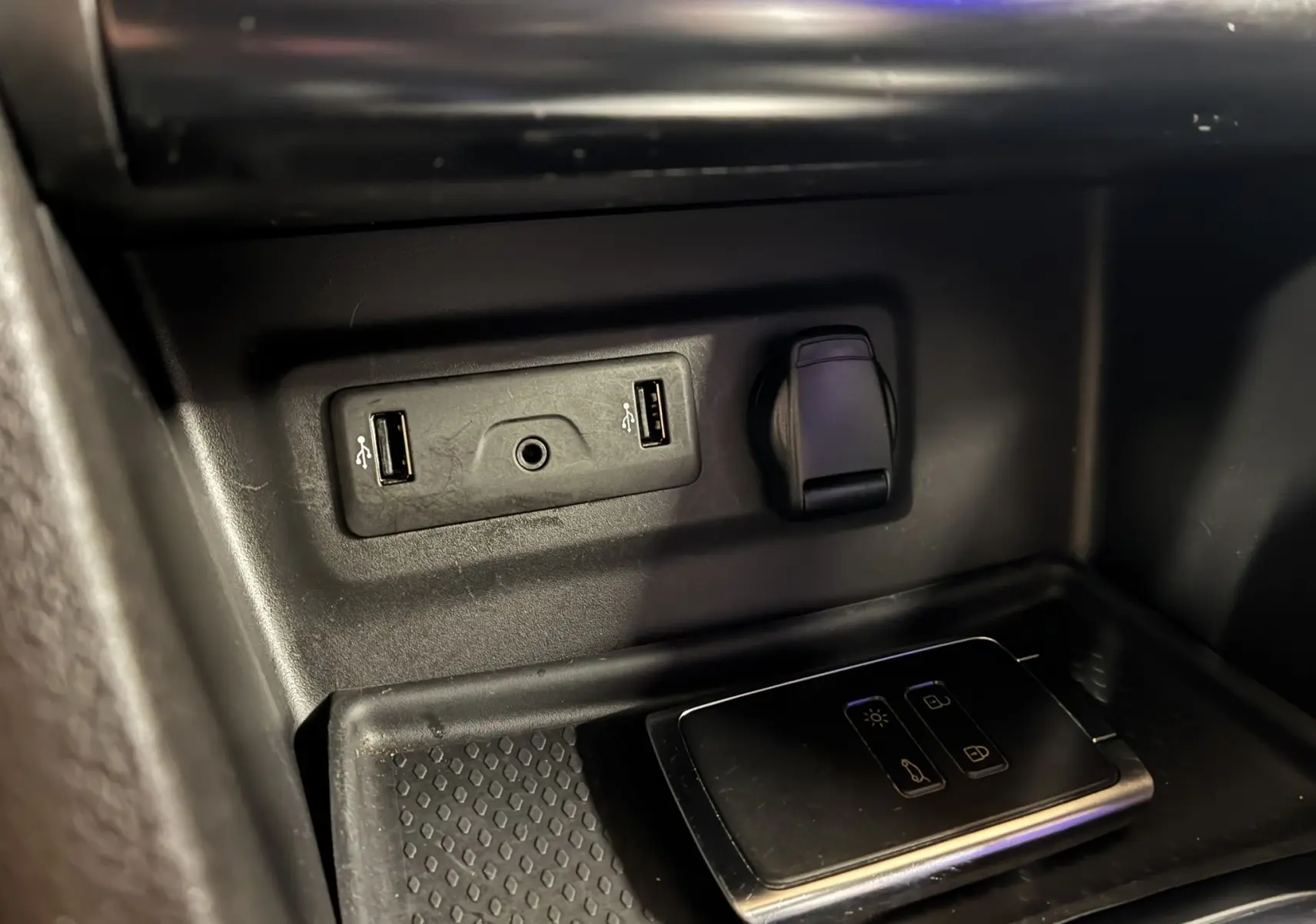 Détail de la console centrale noire d'une Renault Mégane IV RS 280 blanche, montrant prises USB et clé électronique.
