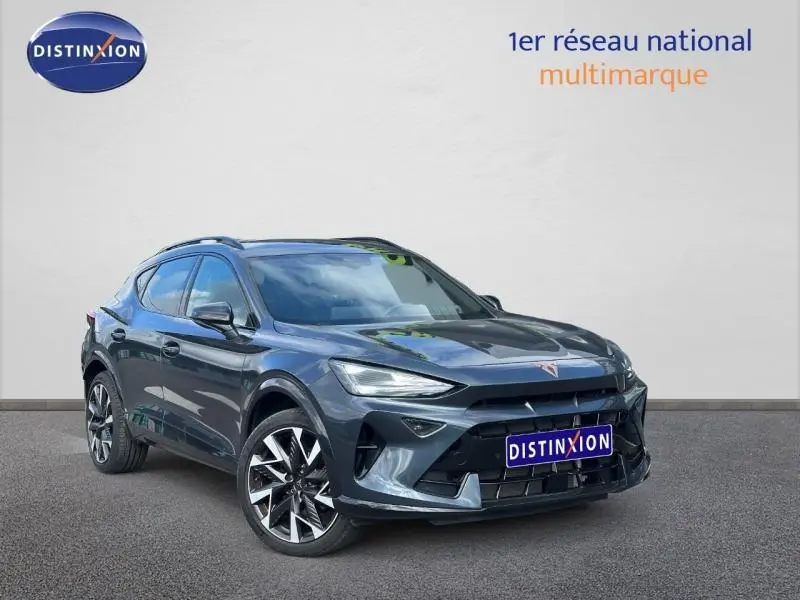 Vue 3/4 avant droite d'un CUPRA Formentor gris magnétique métallisé avec jantes alliage et calandre sportive.