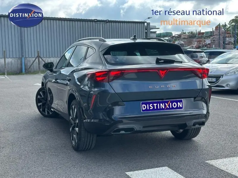 Vue 3/4 arrière droite d'une CUPRA Formentor gris magnétique métallisé avec feux arrière LED et double sortie d'échappement.