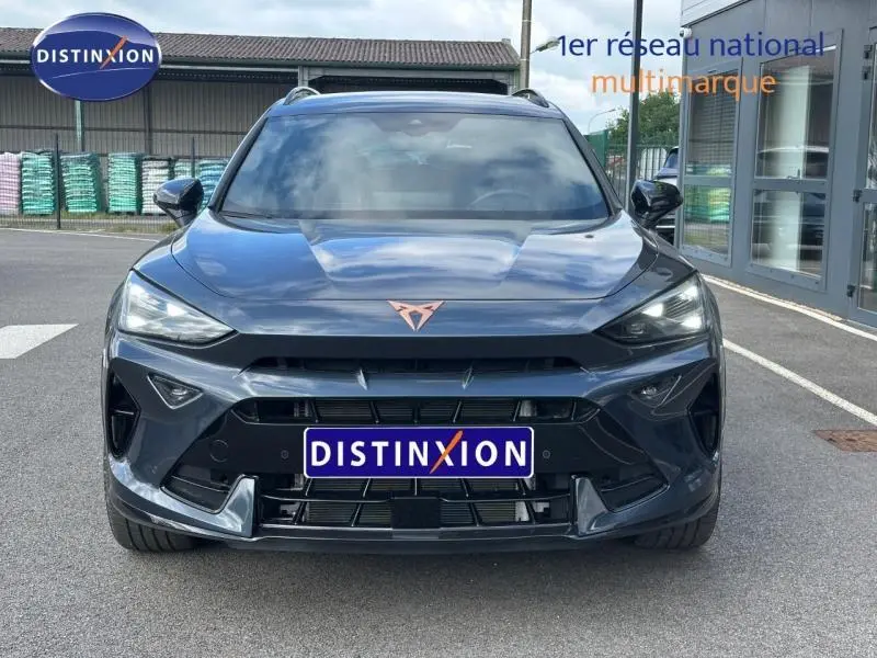 Vue avant d'un CUPRA Formentor gris magnétique métallisé avec logo cuivré et calandre noire brillante.