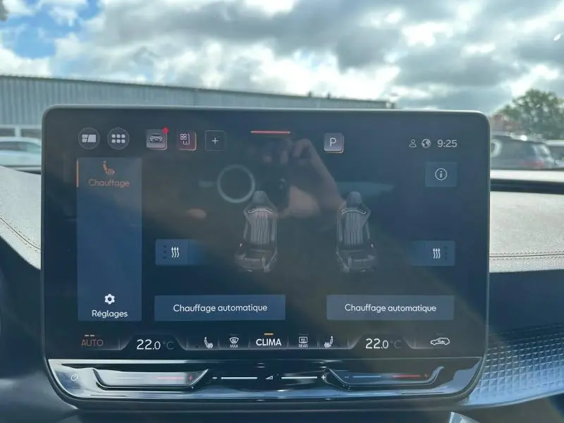 Écran tactile central affichant le réglage du chauffage des sièges avant dans une CUPRA Formentor 2025.