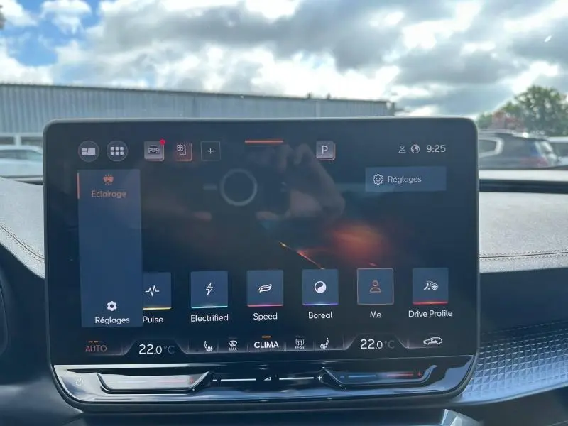 Écran tactile central du tableau de bord du CUPRA Formentor 1.5 eTSI Hybrid 2025 avec interface de réglages et mode conduite.