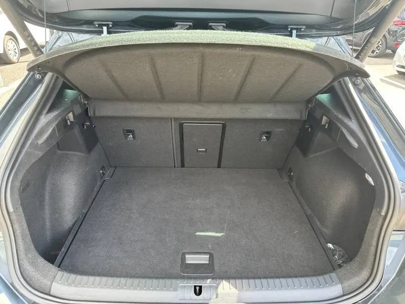 Coffre ouvert vu de l'arrière du CUPRA Formentor gris Magnétique métallisé, espace de chargement propre et spacieux.