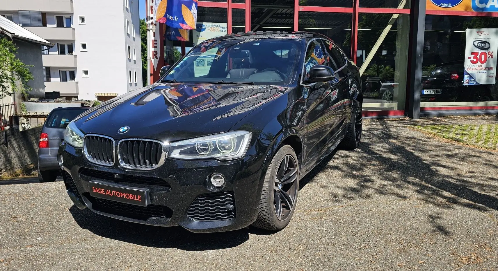 BMW X4 xDrive20dA 190ch M Sport noir vue 3/4 avant droit, avec jantes noires et calandre distinctive double haricot.