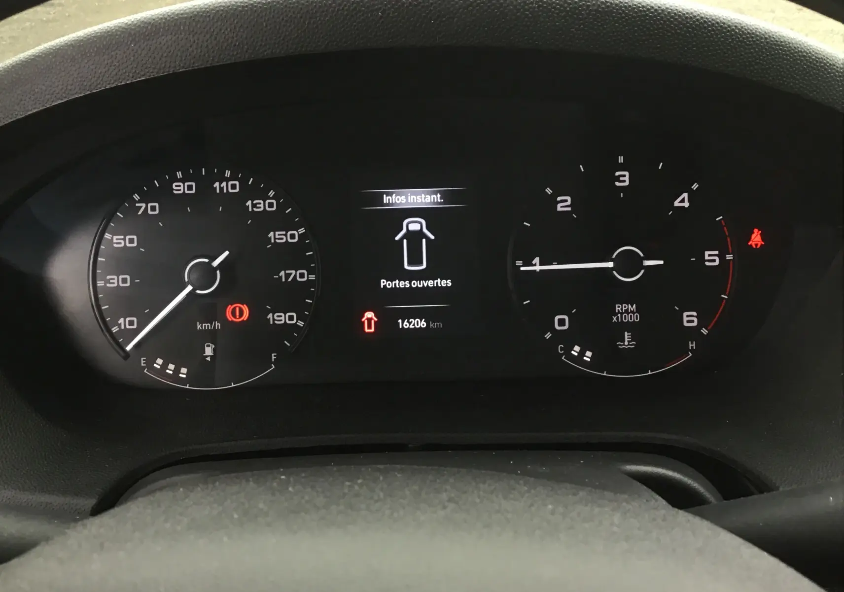 Tableau de bord du Fiat Ducato Fourgon 2024 montrant compteurs et écran indiquant portes ouvertes et 16 206 km.