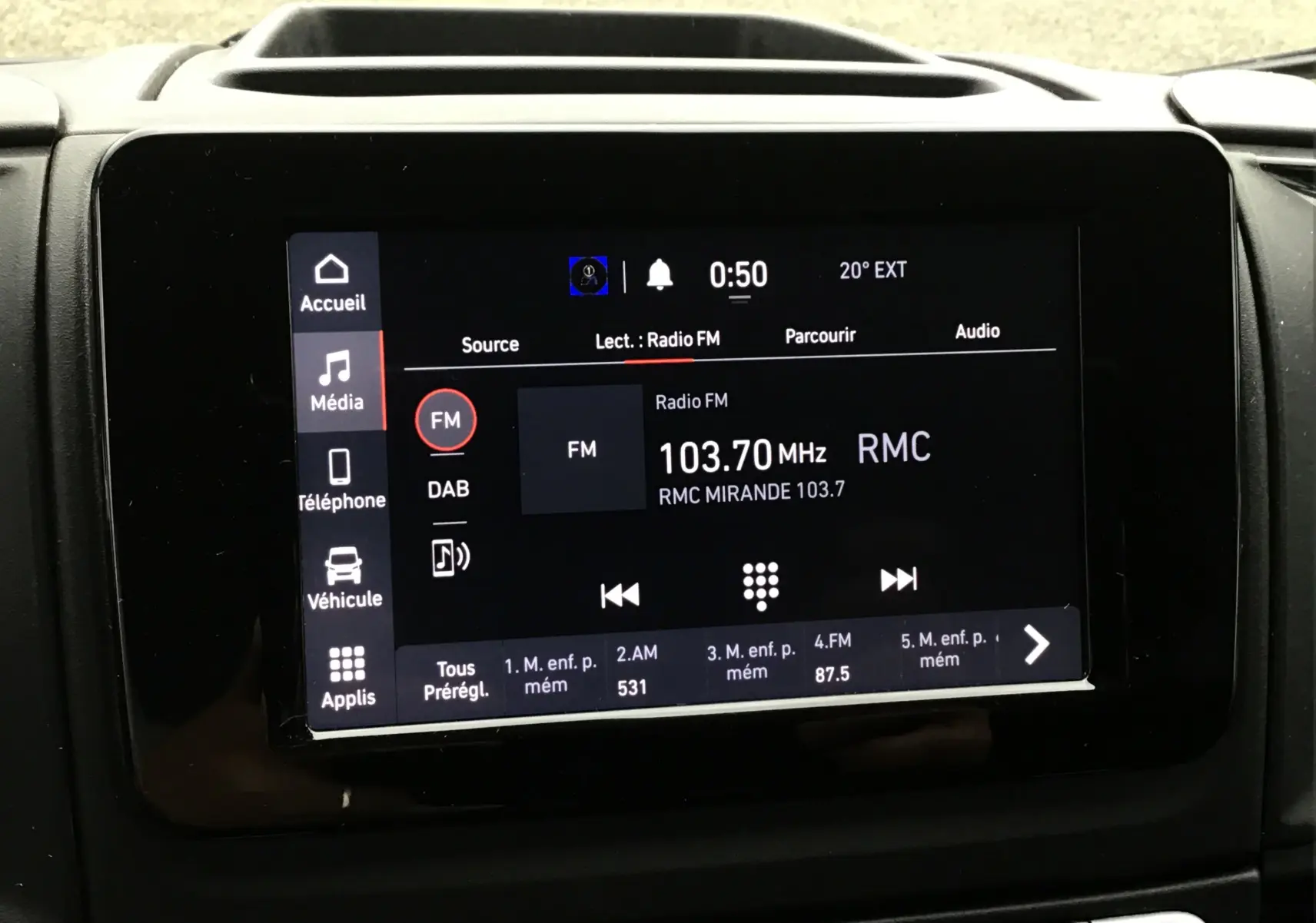 Écran tactile central du tableau de bord du Fiat Ducato blanc, affichant la radio FM sur 103.7 MHz RMC.