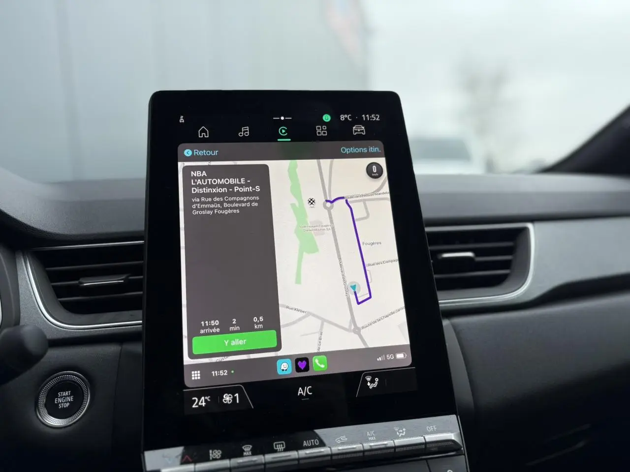 Vue intérieure centrée sur l'écran tactile 10,4 pouces du tableau de bord du Renault Captur 2025, affichant un GPS.