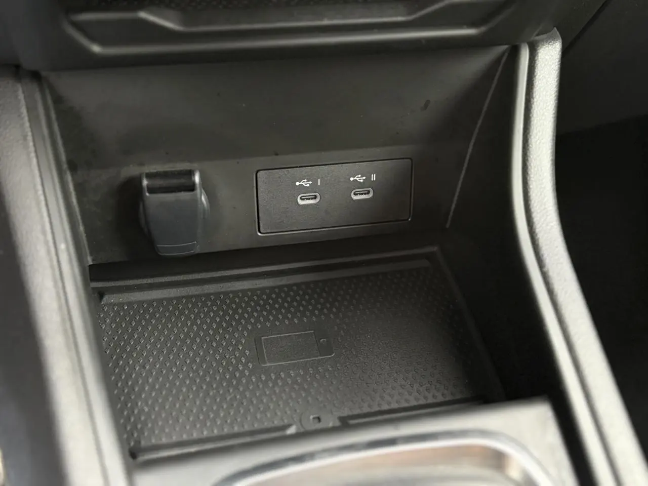 Détail de la console centrale noire du Renault Captur 2025 avec ports USB-C doubles et zone de charge induction.