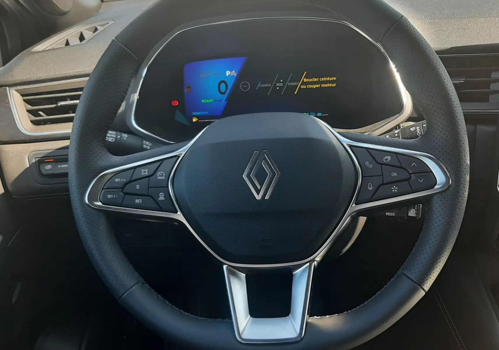 Vue rapprochée du volant noir du Renault Symbioz 2025 avec affichage digital du tableau de bord allumé.