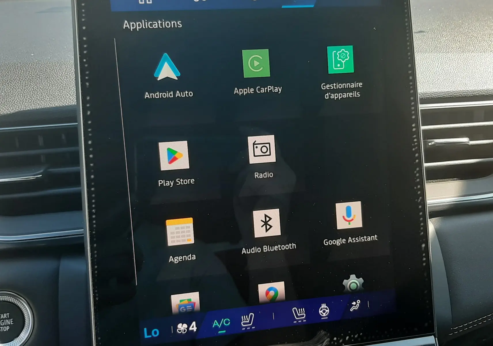 Écran tactile central du système multimédia Open R Link de la Renault Symbioz gris cassiopée, interface applications visible.