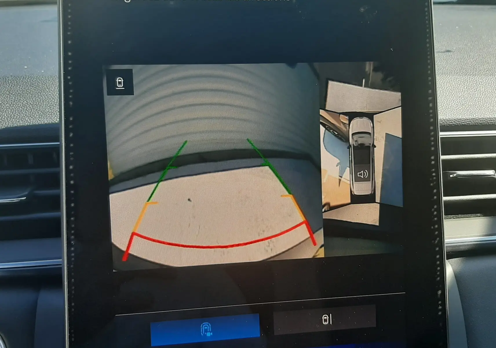 Écran multimédia du Renault Symbioz gris cassiopée montrant la caméra de recul et la vue à 360° intérieure.