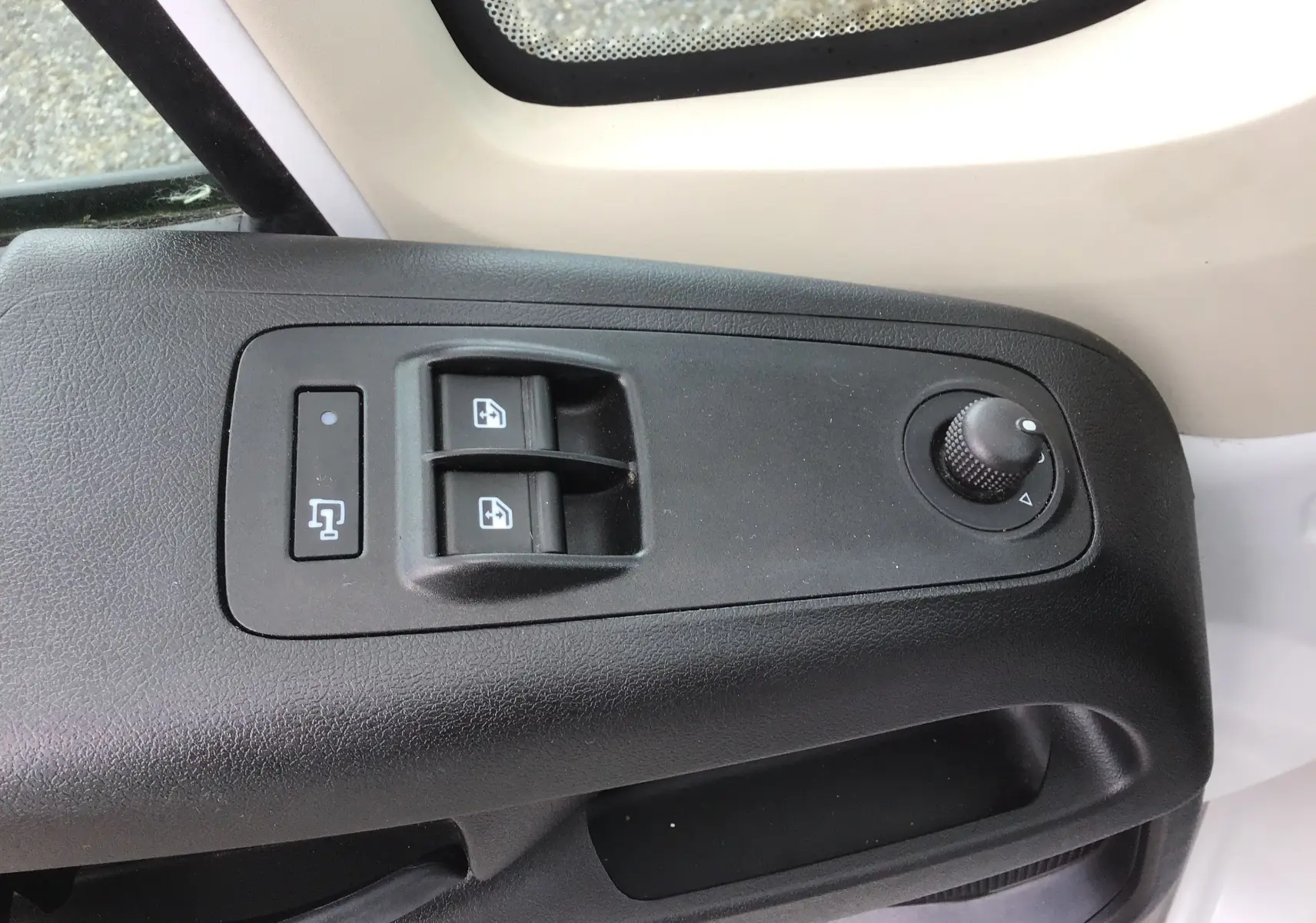Commande des vitres électriques et réglage des rétroviseurs sur la porte côté gauche du Fiat Ducato Fourgon blanc 2024.