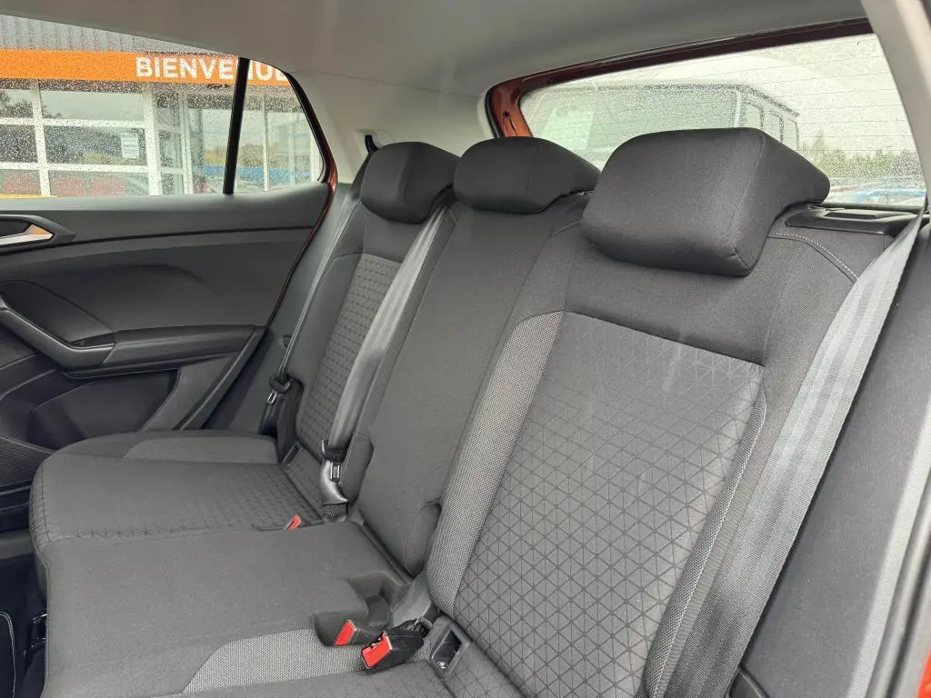Vue intérieure côté gauche de la banquette arrière tissu gris du Volkswagen T-Cross 1.0 TSI 110 Active orange 2021.