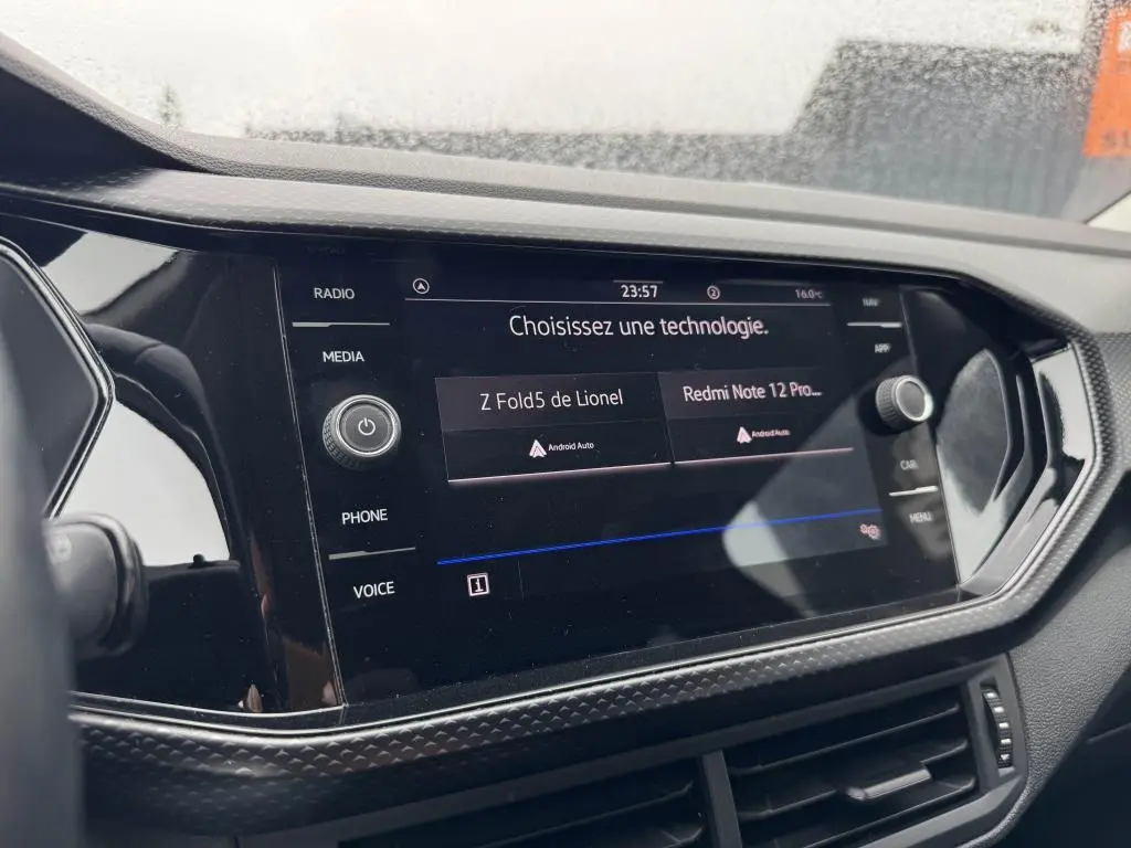 Écran tactile central du Volkswagen T-Cross 2021 affichant le choix de connexion Android Auto, intérieur noir.