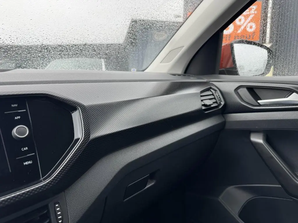 Vue intérieure côté passager du tableau de bord noir texturé du Volkswagen T-Cross 1.0 TSI 110 Active 2021