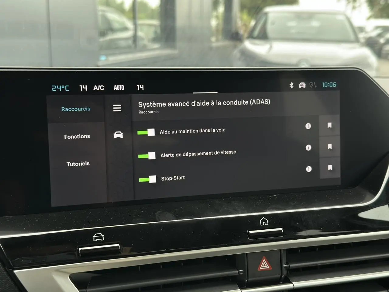 Écran tactile central du tableau de bord du Citroën C4 Manhattan Green affichant les aides à la conduite avancées.