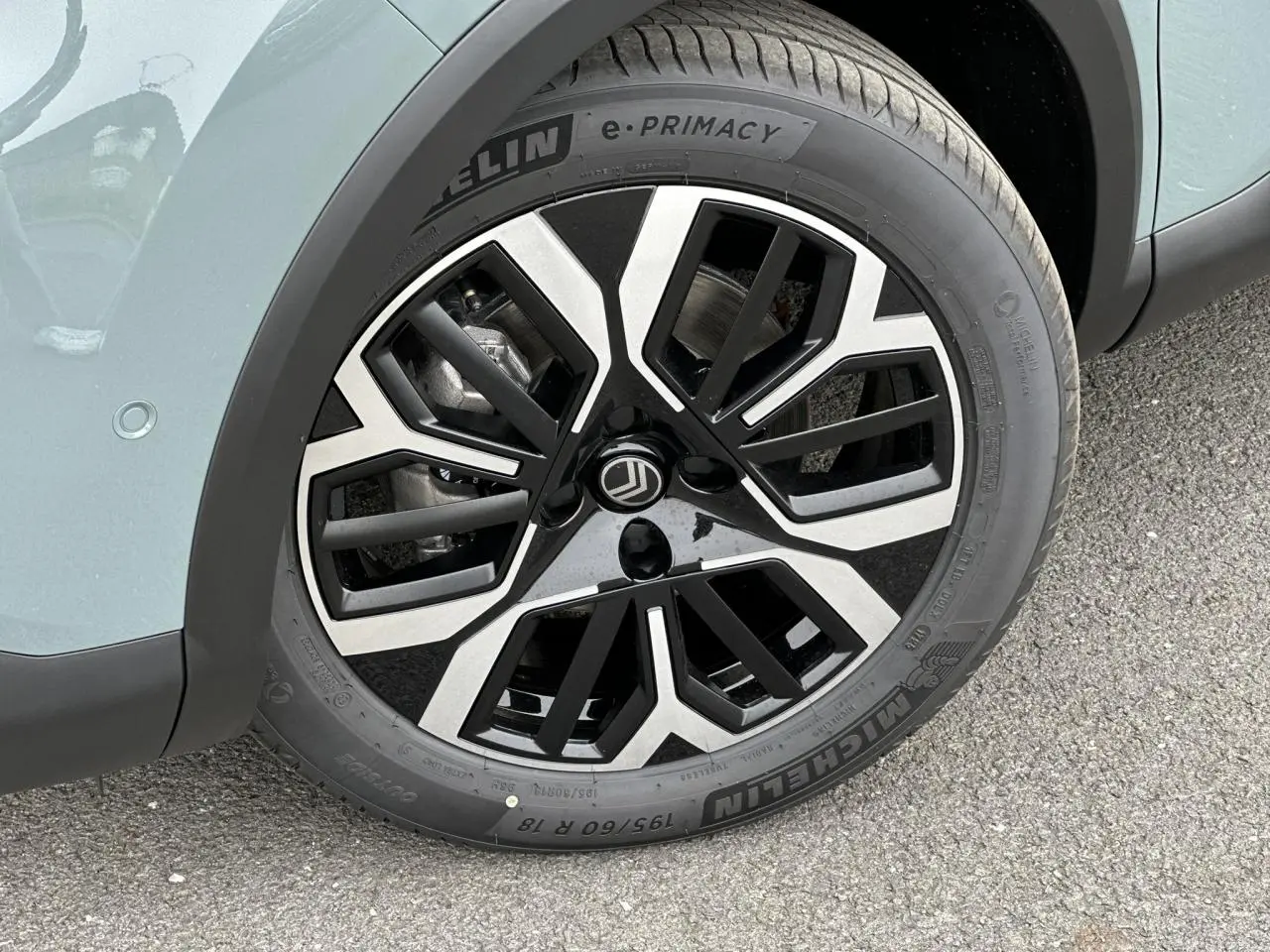 Gros plan sur la jante alliage 18'' AMBER diamantée noire et argentée du côté avant droit d'une Citroën C4 Manhattan Green.