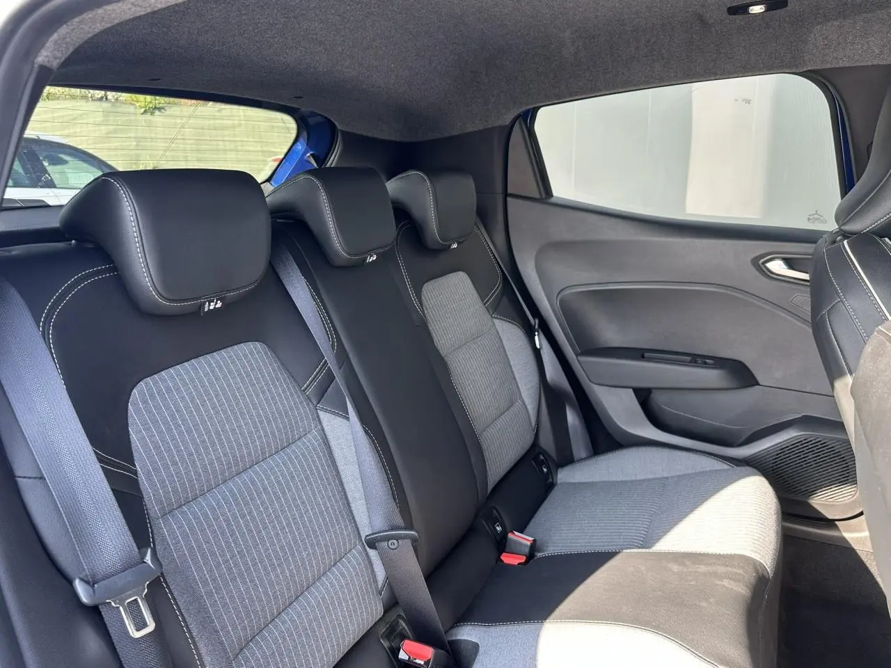Vue intérieure côté droit des sièges arrière en tissu gris et noir de la Renault Clio TCE 90 Techno 2025.