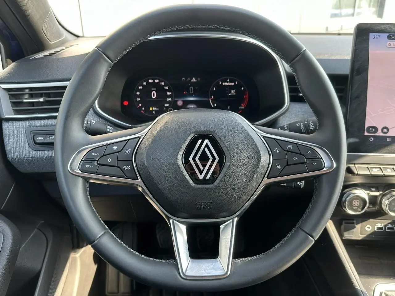 Vue rapprochée du volant multifonction noir et du combiné numérique 10 pouces de la Renault Clio TCE 90 Techno 2025.