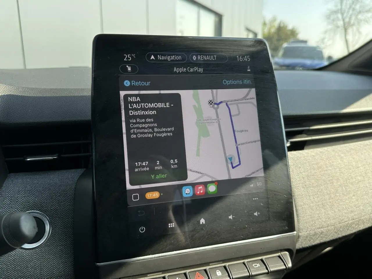 Écran tactile multimédia Easy Link 9,3" affichant la navigation dans l'habitacle d'une Renault Clio 2025.