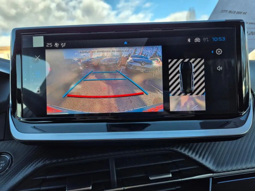 Écran tactile du cockpit numérique montrant la caméra de recul de la Peugeot 208 Hybrid 136 e-DCS6 GT blanche.